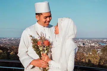 PEMANDANGAN INDAH DI LUAR NEGARA: Cik Nurul Aqilah Mohd Khirashid dan suami, Encik Amirun Rasyid Abu Bakar telah mengambil gambar perkahwinan mereka di Brisbane, Australia, pada bulan lalu. - Foto ihsan NURUL AQILAH MOHD KHIRASHID