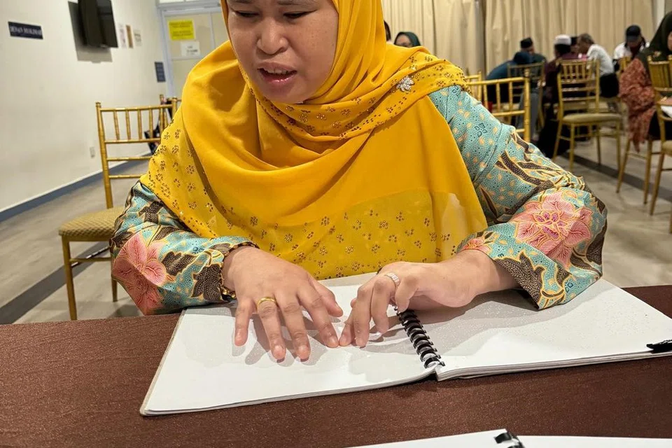 Cik Rosni Ali yang cacat penglihatan merupakan antara yang mengikuti kelas membaca Al-Quran Braille di Masjid Al-Istighfar anjuran Persatuan Belia Bedok untuk Insan Kurang Upaya (BYSD). 