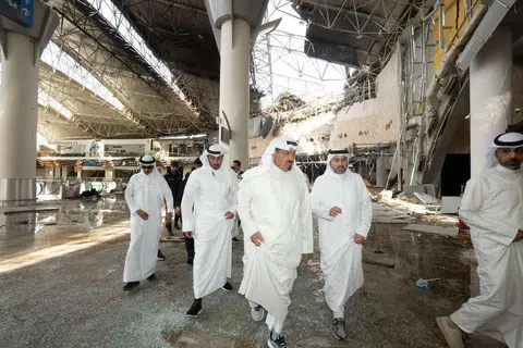 Pegawai Kuwait memeriksa kerosakan di dalam sebuah terminal di Lapangan Terbang Antarabangsa Kuwait selepas serangan dron dan peluru berpandu di Bandar Kuwait pada 3 Jun 2026.