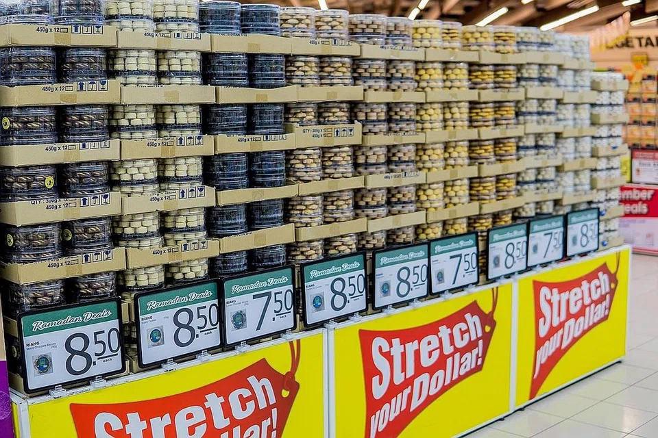 SEMUANYA ADA, PILIH SAHAJA: Pasar raya NTUC FairPrice telah menguar-uarkan promosi mereka sejak lewat April lalu bagi menarik pelanggan yang mungkin perlu membeli barangan dapur khususnya bahan untuk membuat kuih jauh lebih awal. - Foto BH oleh NUR DIYANA TAHA
