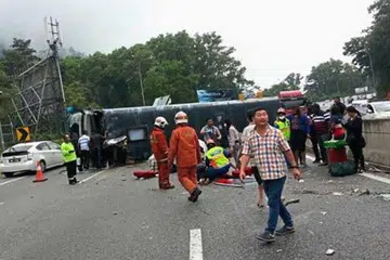 BAS PELANCONGAN TERBALIK: Sembilan daripada 12 penumpang yang menaiki bas pelancongan Grassland Express & Tours dari Singapura cedera selepas bas yang dinaiki terbalik ketika mereka pulang dari Genting Highlands. - Foto THE STAR