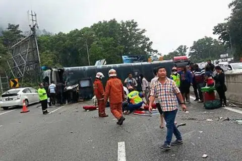 BAS PELANCONGAN TERBALIK: Sembilan daripada 12 penumpang yang menaiki bas pelancongan Grassland Express & Tours dari Singapura cedera selepas bas yang dinaiki terbalik ketika mereka pulang dari Genting Highlands. - Foto THE STAR