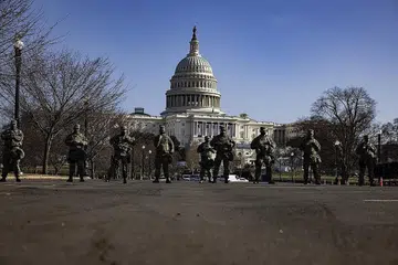 BERJAGA-JAGA: Operasi keselamatan terbesar di Washington, di mana Presiden Dipilih Amerika Syarikat Joe Biden akan dilantik secara rasmi di luar Capitol pada Rabu depan. - Foto EPA-EFE
