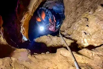 Usaha menyelamat tujuh penduduk yang terperangkap dalam sebuah gua di Laos masih giat dijalankan oleh penyelamat daripada Thailand dan Laos.