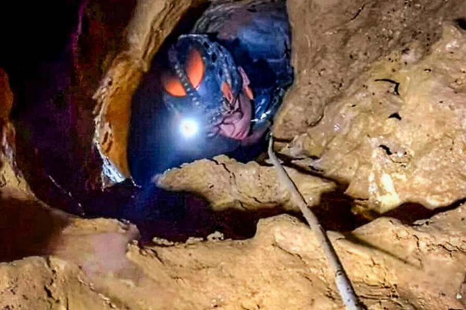 Usaha menyelamat tujuh penduduk yang terperangkap dalam sebuah gua di Laos masih giat dijalankan oleh penyelamat daripada Thailand dan Laos.