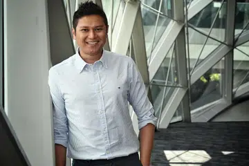PENERIMA PINGAT PUJIAN: Encik Muhamad Shahrizal Sihab, Timbalan Pengarah Streetscape di Lembaga Taman Negara (NParks)  menerima pingat pujian semasa majlis penyampaian Anugerah Hari Kebangsaan Kementerian Pembangunan Negara (MND) yang diadakan di Gardens By The Bay pada Rabu. 
