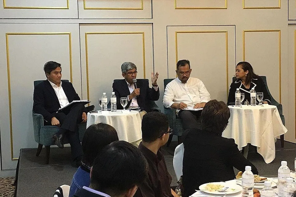 BINCANG TEKNOLOGI: (Dari kiri) Encik Saktiandi, Dr Yaacob, Encik Zahidi dan Cik Rita Zahara sebagai moderator dalam dialog bersama anggota DPPMS dan peniaga Melayu/Islam mengenai saranan CFE dan Belanjawan di Village Hotel Bugis kelmarin. - Foto DPPMS