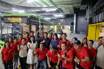 Menteri Pengangkutan, Encik Chee Hong Tat (baris kedua, tengah), bersama Anggota Parlimen (AP) GRC Punggol – Menteri Negara Kanan (Kesihatan merangkap Penerangan dan Pembangunan Digital), Dr Janil Puthucheary (berbaju kelabu); Menteri Negara (Pembangunan Sosial dan Keluarga merangkap Ehwal Dalam Negeri), Cik Sun Xueling; dan Cik Yeo Wan Ling (berbaju putih) – serta kakitangan Go-Ahead Singapore ketika lawatan ke Pusat Pertukaran Bas Punggol Coast pada 20 Mei.