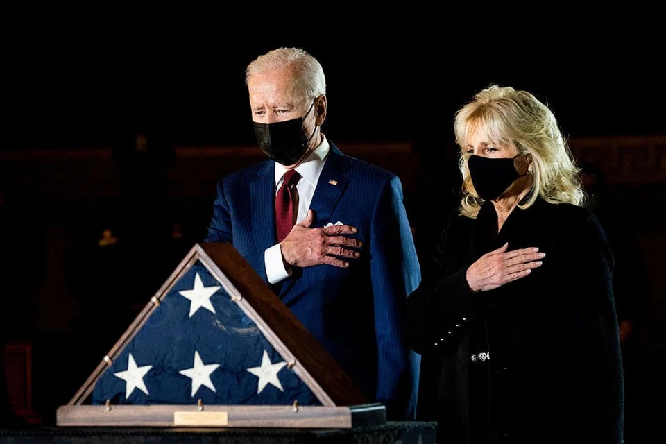 HARGAI SEORANG WIRA: Presiden Joe Biden dan isteri, Cik Jill Biden, memberi penghormatan terakhir kepada mendiang Brian Sicknik yang terkorban akibat rusuhan di Bangunan Capitol pada 6 Januari lalu oleh para penyokong Encik Donald Trump. - Foto REUTERS