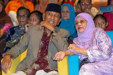 TERKENANG ZAMAN GEMILANG: Legenda filem, Wahid Satay (kiri, bersongkok) dan Zaiton Abdullah (kanan) saling berkongsi memori silam bergelar anak wayang di acara yang mendapat sambutan ramai, 'Abadi Kenangan Lama' di Wisma Geylang Serai. - Foto BH oleh ZALEHA ABDUL KADER