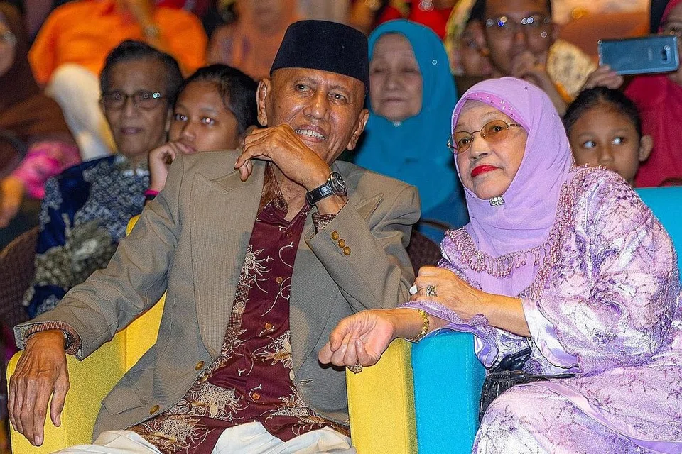 TERKENANG ZAMAN GEMILANG: Legenda filem, Wahid Satay (kiri, bersongkok) dan Zaiton Abdullah (kanan) saling berkongsi memori silam bergelar anak wayang di acara yang mendapat sambutan ramai, 'Abadi Kenangan Lama' di Wisma Geylang Serai. - Foto BH oleh ZALEHA ABDUL KADER