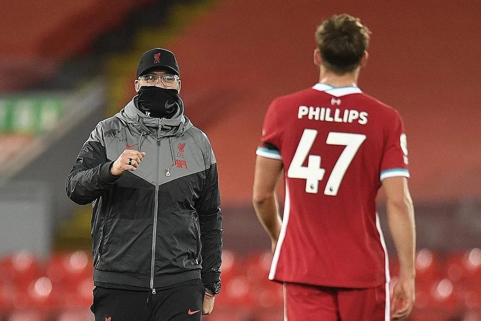 WOW! MENAKJUBKAN: Klopp (atas) memuji persembahan Nathaniel Phillips dan beliau mungkin pengganti semula jadi bagi Van Dijk yang sekian lama dicari-cari. - Foto-foto AFP/REUTERS