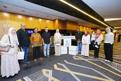 Editor BH, Encik Nazry Mokhtar (empat dari kiri); Editor Audiens dan Perkembangan BH, Cik Norhaiza Hashim (paling kiri); Penerbit dan Penyampai Podcast NoTapis, Cik Natasha Mustafa (tiga dari kanan); bergambar dengan anggota perbincangan panel iaitu Pengerusi Eksekutif dan perunding utama SuChi Success Initiatives Pte Ltd dan Ketua bagi Jawatankuasa Kecil Bapa Teladan di Nakhoda, Encik Mohamed Khair Mohamed Noor (tiga dari kiri); Ketua Pegawai Eksekutif (CEO) dan Pengasas Hayaa’ Network, Ustazah Liyana Musfira (lima dari kiri); Penolong Ketua Penyelaras IM Volunteers Network SG, Encik Danial Iskandar (empat dari kanan); dan Pegawai Kes Kanan di unit penjagaan selepas (penyepaduan semula) AMP, Cik Shafiqah Ashur (paling kanan); serta beberapa peserta di Sidang Keibubapaan pada 2 November.