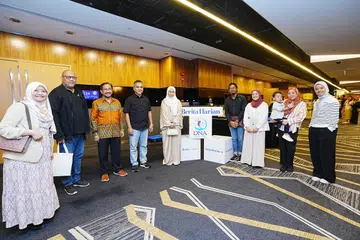 Editor BH, Encik Nazry Mokhtar (empat dari kiri); Editor Audiens dan Perkembangan BH, Cik Norhaiza Hashim (paling kiri); Penerbit dan Penyampai Podcast NoTapis, Cik Natasha Mustafa (tiga dari kanan); bergambar dengan anggota perbincangan panel iaitu Pengerusi Eksekutif dan perunding utama SuChi Success Initiatives Pte Ltd dan Ketua bagi Jawatankuasa Kecil Bapa Teladan di Nakhoda, Encik Mohamed Khair Mohamed Noor (tiga dari kiri); Ketua Pegawai Eksekutif (CEO) dan Pengasas Hayaa’ Network, Ustazah Liyana Musfira (lima dari kiri); Penolong Ketua Penyelaras IM Volunteers Network SG, Encik Danial Iskandar (empat dari kanan); dan Pegawai Kes Kanan di unit penjagaan selepas (penyepaduan semula) AMP, Cik Shafiqah Ashur (paling kanan); serta beberapa peserta di Sidang Keibubapaan pada 2 November.