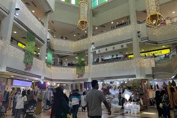 TIDAK SESUNYI TAHUN LALU: Bilangan pengunjung ke Joo Chiat Complex menggalakkan hujung minggu lalu, dengan ramai yang datang dilihat mencari keperluan Lebaran. - Foto BH oleh ZULAIQAH ABDUL RAHIM 