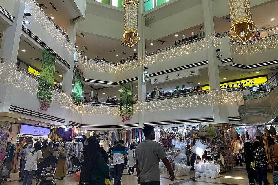 TIDAK SESUNYI TAHUN LALU: Bilangan pengunjung ke Joo Chiat Complex menggalakkan hujung minggu lalu, dengan ramai yang datang dilihat mencari keperluan Lebaran. - Foto BH oleh ZULAIQAH ABDUL RAHIM 