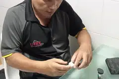 PANTAU KESIHATAN: Encik Abdul Hameed Abdul Ghani, memeriksa sendiri gula dalam darah setiap minggu demi memastikan beliau kekal sihat