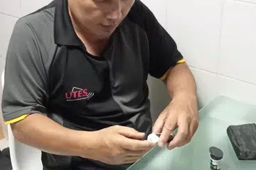 PANTAU KESIHATAN: Encik Abdul Hameed Abdul Ghani, memeriksa sendiri gula dalam darah setiap minggu demi memastikan beliau kekal sihat