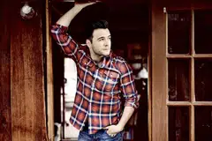 NYANYI DEMI KELUARGA: Jauh daripada mengecapi glamor, bekas anggota Westlife, Shane Filan, menceburi bidang nyanyian sebagai sumber pencarian yang dapat memberi keselesaan hidup buat isteri dan anak. - Foto UNIVERSAL MUSIC