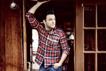 NYANYI DEMI KELUARGA: Jauh daripada mengecapi glamor, bekas anggota Westlife, Shane Filan, menceburi bidang nyanyian sebagai sumber pencarian yang dapat memberi keselesaan hidup buat isteri dan anak. - Foto UNIVERSAL MUSIC