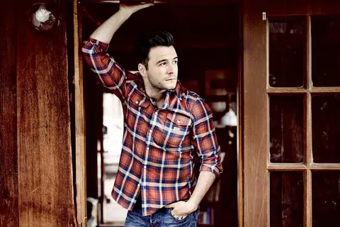 NYANYI DEMI KELUARGA: Jauh daripada mengecapi glamor, bekas anggota Westlife, Shane Filan, menceburi bidang nyanyian sebagai sumber pencarian yang dapat memberi keselesaan hidup buat isteri dan anak. - Foto UNIVERSAL MUSIC