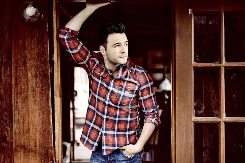 NYANYI DEMI KELUARGA: Jauh daripada mengecapi glamor, bekas anggota Westlife, Shane Filan, menceburi bidang nyanyian sebagai sumber pencarian yang dapat memberi keselesaan hidup buat isteri dan anak. - Foto UNIVERSAL MUSIC