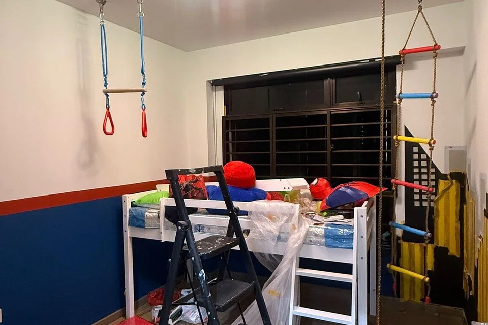 Projek DIY bilik itu mengambil masa sekitar tiga minggu untuk memasang semua barangan hiasan.