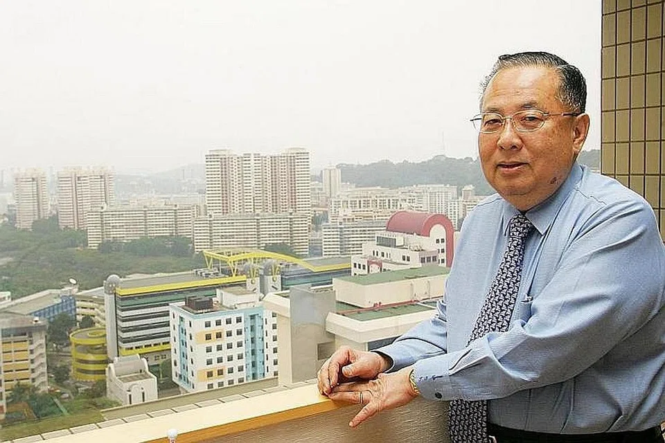 PENGHORMATAN TERAKHIR: Encik Lee Hsien Loong dan isteri, Cik Ho Ching, memberi penghormatan terakhir kepada mendiang Ngiam Tong Dow (atas), disaksikan oleh balu mendiang, Cik Jeanette, semalam. - Foto BH oleh KHALID BABA