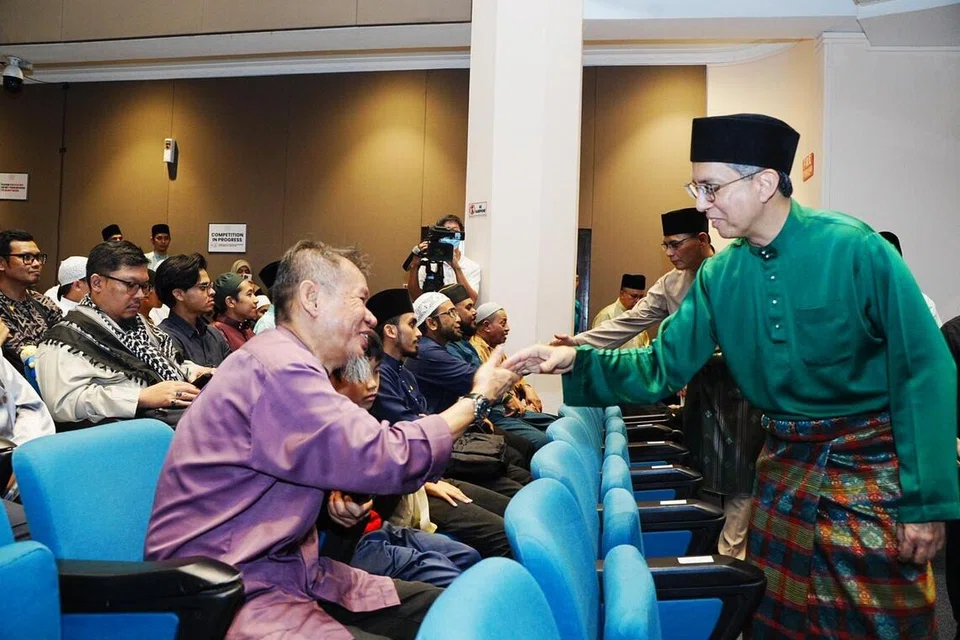 Pemangku Menteri Bertanggungjawab Bagi Ehwal Masyarakat Islam, Profesor Madya Muhammad Faishal Ibrahim (kanan) adalah tetamu terhormat majlis penyampaian hadiah itu.
