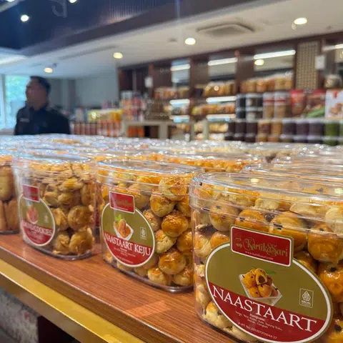 Kuih tat nanas di Kartika Sari yang terletak di Bandung.