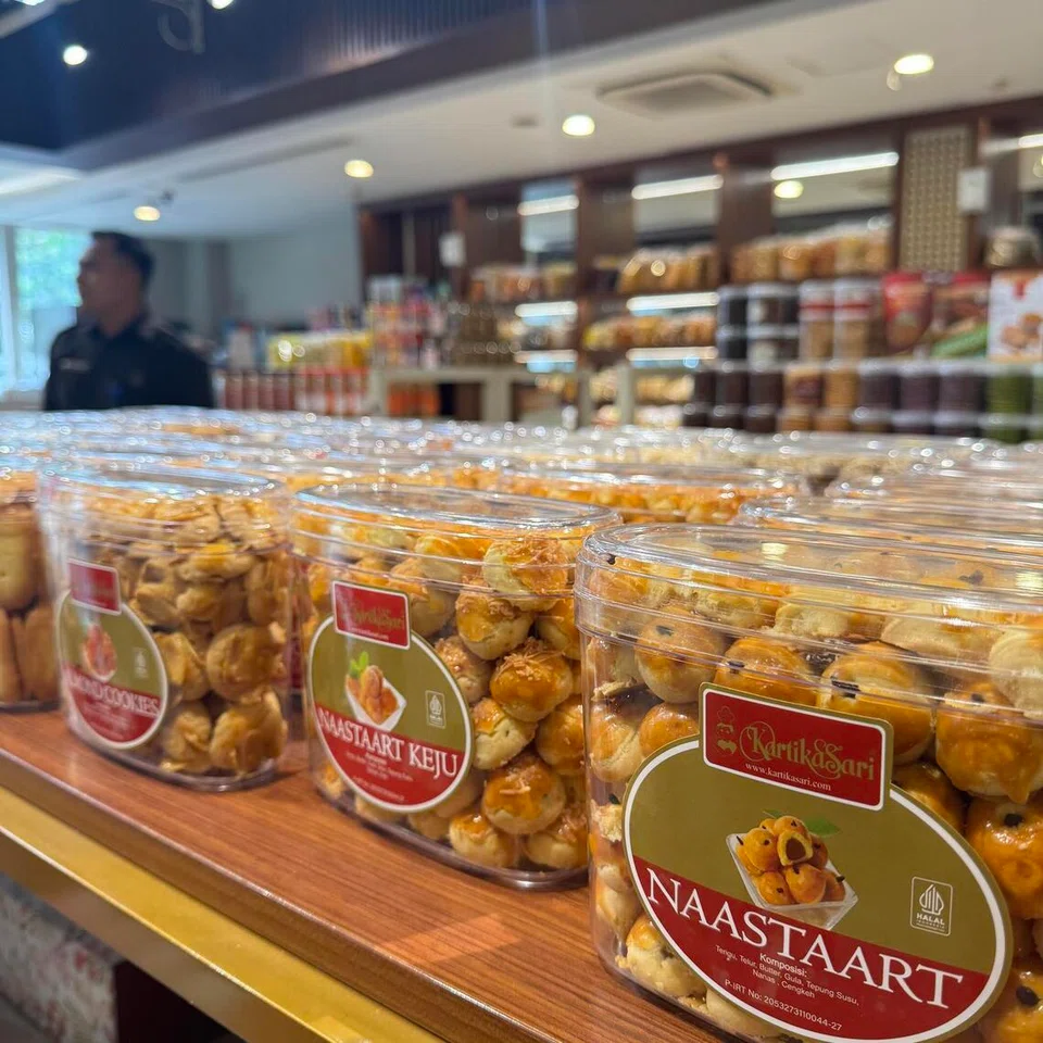 Kuih tat nanas di Kartika Sari yang terletak di Bandung.