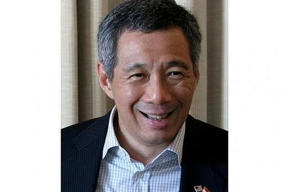 JANGAN AIBKAN SINGAPURA: PM Lee Hsien Loong menggesa warga agar tunjukkan semangat baik hati kepada warga asing di sini. - Foto fail