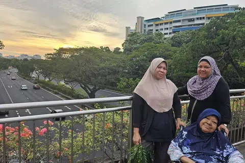 Cik Muhlipah Muhaili (kiri) bersama majikannya, Cik Afasah Ahmad (kanan), serta ibu Cik Afasah, Allahyarhamha Zakiah Samad, yang menjadi teman setia ke pasar setiap Sabtu.