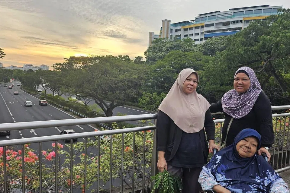 Cik Muhlipah Muhaili (kiri) bersama majikannya, Cik Afasah Ahmad (kanan), serta ibu Cik Afasah, Allahyarhamha Zakiah Samad, yang menjadi teman setia ke pasar setiap Sabtu.