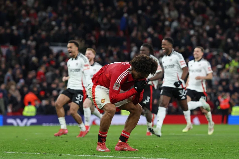 Joshua Zirkzee (jersi merah) kecewa selepas jaringannya diselamatkan Bernd Leno, menyebabkan penyingkiran Manchester United.