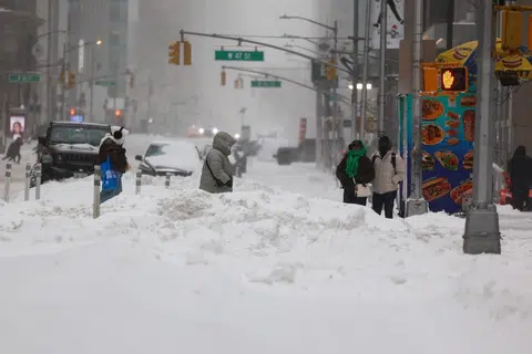 Orang ramai melintas Sixth Avenue ketika salji turun di New York pada 25 Januari 2026. Ribut musim sejuk berskala besar yang melanda Amerika Syarikat pada 24 Januari membawa salji tebal dan hujan beku dari New Mexico hingga North Carolina, sekali gus mengancam puluhan juta penduduk dengan gangguan bekalan elektrik, kekacauan sistem pengangkutan dan cuaca sejuk melampau. Selepas membadai kawasan barat daya dan tengah negara itu, sistem ribut berkenaan mula melanda negeri-negeri berpenduduk padat di Mid-Atlantic dan Timur Laut apabila jisim udara sejuk meliputi sebahagian besar Amerika Syarikat