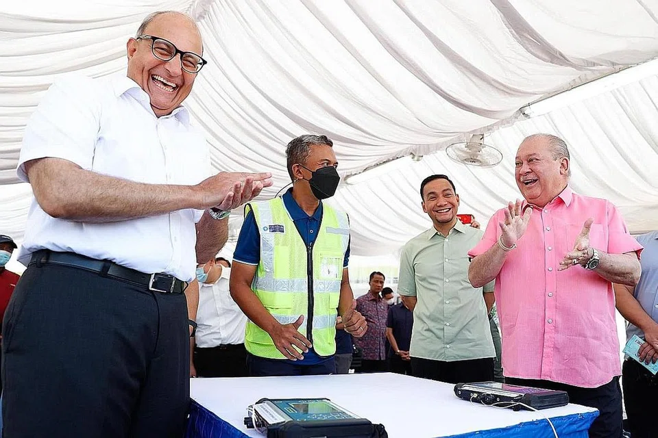 HUBUNGAN MESRA: Kemesraan terpapar apabila Sultan Ibrahim (kanan) dihos Menteri Pengangkutan, Encik S. Iswaran (kiri) , dalam lawatan baginda ke tapak terminus laluan Sistem Transit Laju (RTS) Johor Bahru-Singapura di Woodlands North. - Foto SULTAN IBRAHIM SULTAN ISKANDAR / FACEBOOK 