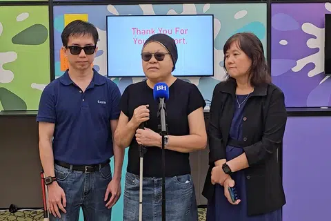 Ketua Jabatan bagi Kebolehcapaian, Advokasi dan Kelab White Cane, SAVH, Cik Lyn Loh (tengah), berharap penyertaan mereka dalam Raikan Ilmu dapat meningkatkan kesedaran tentang masalah penglihatan termasuk dalam kalangan masyarakat Melayu. Beliau ditemani Penyelia Jabatan Pengeluaran Braille, SAVH, Encik Jason Setok (kiri) dan Jurulatih IT, Cik Valerie Lim. 