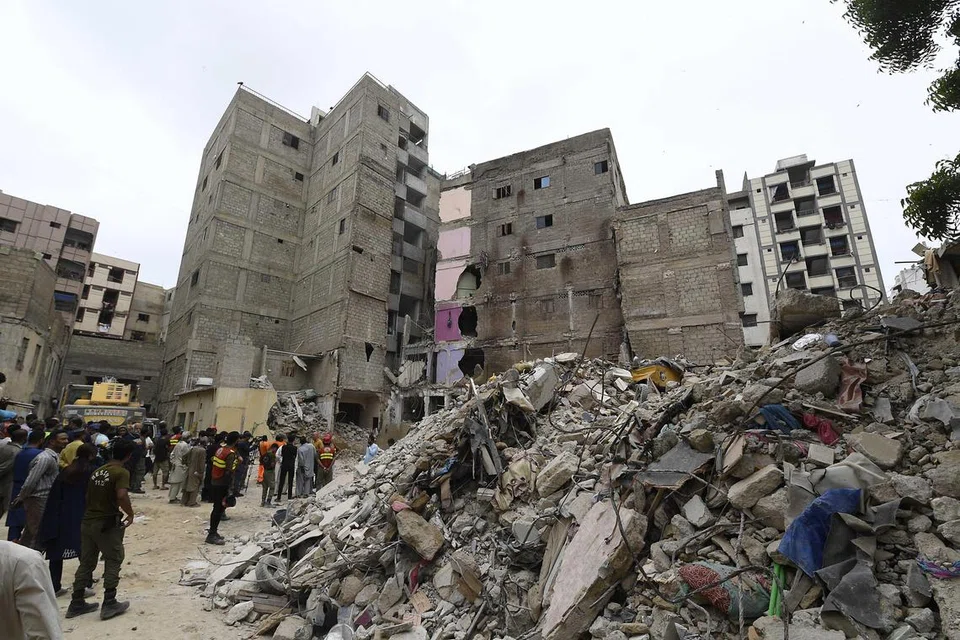 Petugas penyelamat mencari mangsa di bawah runtuhan selepas sebuah bangunan runtuh di Karachi, Pakistan, 6 Julai 2025. Pasukan penyelamat menemui lebih banyak mayat selepas bangunan lima tingkat itu runtuh pada 4 Julai di Karachi, menjadikan jumlah kematian sekurang-kurangnya 27 orang.
