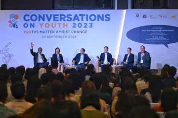 PERBINCANGAN PANEL: (Dari kiri) Ketua Psikologi Kementerian Ehwal Dalam Negeri (MHA), Dr Majeed Khader; Pengarah (Bahagian Pemulihan dan Penyepaduan Semula) Perkhidmatan Penjara Singapura, Penolong Pesuruhjaya Caroline Lim; Menteri Negara (Ehwal Dalam Negeri merangkap Pembangunan Negara), Profesor Madya Dr Muhammad Faishal Ibrahim; Setiausaha Parlimen Kanan (Pembangunan Sosial dan Keluarga merangkap Kebudayaan, Masyarakat dan Belia), Encik Eric Chua; Timbalan Pengarah Biro Narkotik Pusat, Encik Sng Chern Hong; dan Moderator Simposium, Dr John Tan, yang juga Pengarah Eksekutif CARE Singapore.