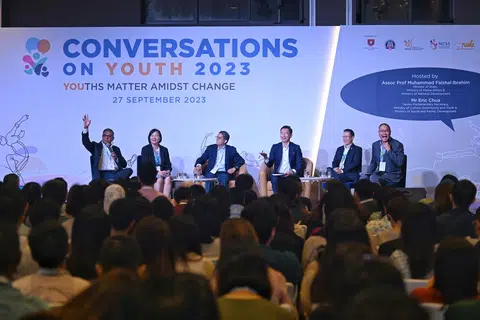 PERBINCANGAN PANEL: (Dari kiri) Ketua Psikologi Kementerian Ehwal Dalam Negeri (MHA), Dr Majeed Khader; Pengarah (Bahagian Pemulihan dan Penyepaduan Semula) Perkhidmatan Penjara Singapura, Penolong Pesuruhjaya Caroline Lim; Menteri Negara (Ehwal Dalam Negeri merangkap Pembangunan Negara), Profesor Madya Dr Muhammad Faishal Ibrahim; Setiausaha Parlimen Kanan (Pembangunan Sosial dan Keluarga merangkap Kebudayaan, Masyarakat dan Belia), Encik Eric Chua; Timbalan Pengarah Biro Narkotik Pusat, Encik Sng Chern Hong; dan Moderator Simposium, Dr John Tan, yang juga Pengarah Eksekutif CARE Singapore.