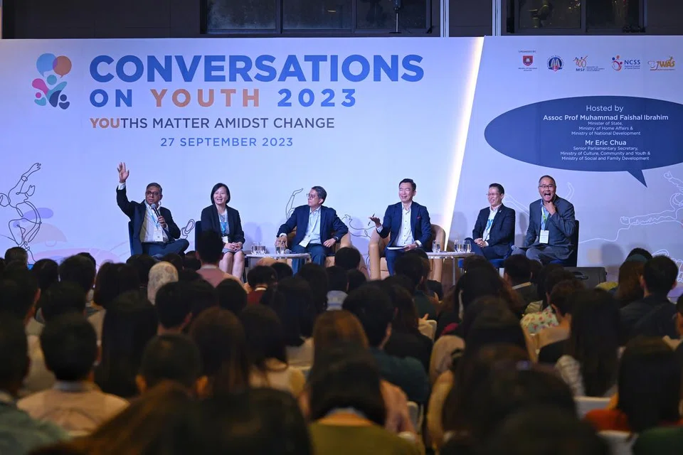 PERBINCANGAN PANEL: (Dari kiri) Ketua Psikologi Kementerian Ehwal Dalam Negeri (MHA), Dr Majeed Khader; Pengarah (Bahagian Pemulihan dan Penyepaduan Semula) Perkhidmatan Penjara Singapura, Penolong Pesuruhjaya Caroline Lim; Menteri Negara (Ehwal Dalam Negeri merangkap Pembangunan Negara), Profesor Madya Dr Muhammad Faishal Ibrahim; Setiausaha Parlimen Kanan (Pembangunan Sosial dan Keluarga merangkap Kebudayaan, Masyarakat dan Belia), Encik Eric Chua; Timbalan Pengarah Biro Narkotik Pusat, Encik Sng Chern Hong; dan Moderator Simposium, Dr John Tan, yang juga Pengarah Eksekutif CARE Singapore.