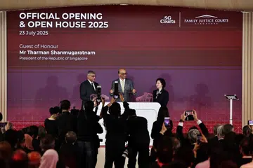 (Dari kiri) Ketua Hakim  Negara (CJ) Sundaresh Menon, Presiden Tharman Shanmugaratnam dan Hakim Teh Hwee Hwee di majlis perasmian bangunan Mahkamah Keadilan Keluarga (FJC)  pada 23 Julai 2025.