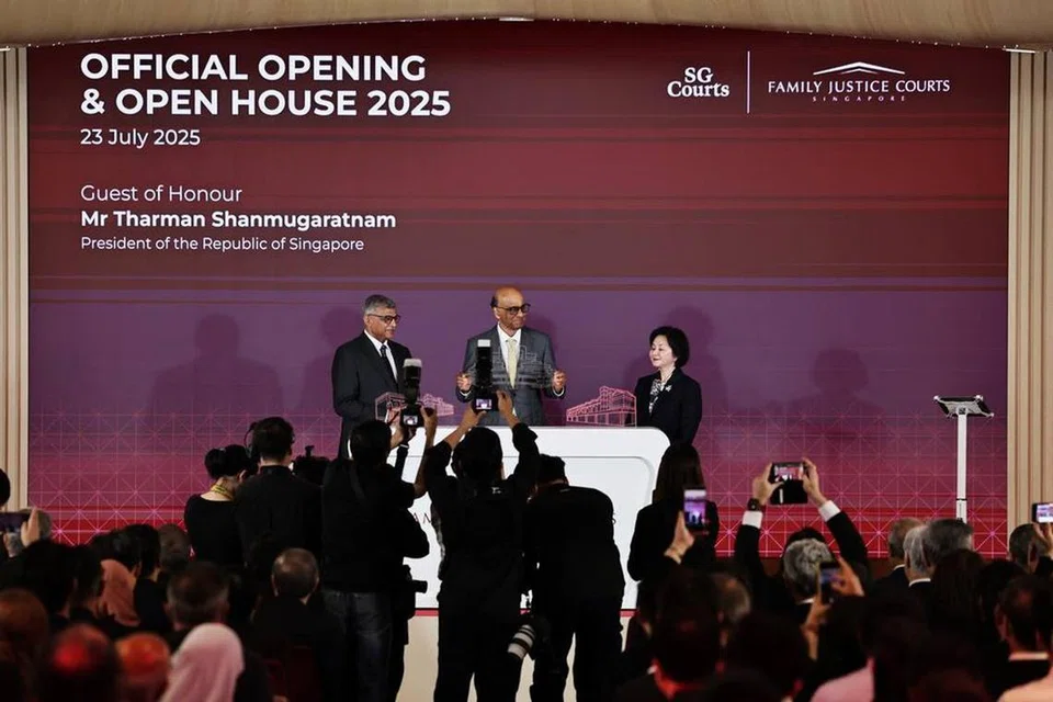 (Dari kiri) Ketua Hakim  Negara (CJ) Sundaresh Menon, Presiden Tharman Shanmugaratnam dan Hakim Teh Hwee Hwee di majlis perasmian bangunan Mahkamah Keadilan Keluarga (FJC)  pada 23 Julai 2025.
