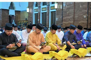 Sultan Hassanal Bolkiah (depan berbaju Melayu kuning) di Majlis Kesyukuran membaca surah Yasin dan doa kesyukuran sempena Sambutan Ulang Tahun Hari Kebangsaan Brunei ke-40, yang berlangsung di Masjid Omar ‘Ali Saifuddien, Bandar Seri Begawan.
