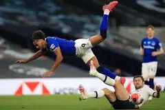 SEKAT PELUANG: Pemain pertahanan Tottenham Hotspur, Ben Davies (kanan) menyekat percubaan penyerang Everton, Dominic Calvert-Lewin, semasa perlawanan bola sepak antara Tottenham Hotspur dan Everton di Stadium Tottenham Hotspur di London, pada 6 Julai 2020.Tottenham menang 1-0. - Foto AFP