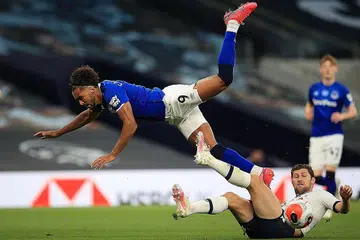 SEKAT PELUANG: Pemain pertahanan Tottenham Hotspur, Ben Davies (kanan) menyekat percubaan penyerang Everton, Dominic Calvert-Lewin, semasa perlawanan bola sepak antara Tottenham Hotspur dan Everton di Stadium Tottenham Hotspur di London, pada 6 Julai 2020.Tottenham menang 1-0. - Foto AFP