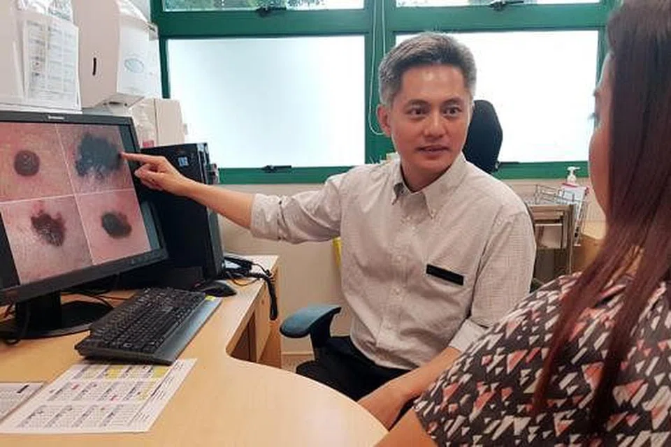 JENIS TAHI LALAT YANG PERLU DIBERI PERHATIAN: Konsultan Kanan dan Timbalan Ketua Pusat Barah Nasional Singapura (NCCS), Dr Richard Quek, berkata sebanyak 253 kes melanoma telah didiagnosis di pusat tersebut antara 2002 dengan 2014. - Foto NCCS