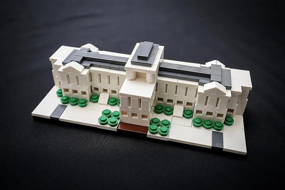 PERINGATI WARISAN: Sejumlah 500 set model Istana Lego ini disediakan. Pengunjung ke Rumah Terbuka Istana boleh memperolehinya dengan menderma $70 kepada Cabaran Presiden. - Foto ZAOBAO