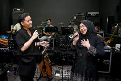 Penulis lirik dan penyanyi Nobat Kota Singa, Muhammad Hidayat Zainal (kiri) dan Eriynee Mohd Rizal, memberi suntikan segar dalam seni kata melalui penggunaan bahasa puitis dan kajian sejarah di kawasan Kampung Gelam sambil mengimbau nostalgia Taman Warisan Melayu sebagai pusat seni Melayu.